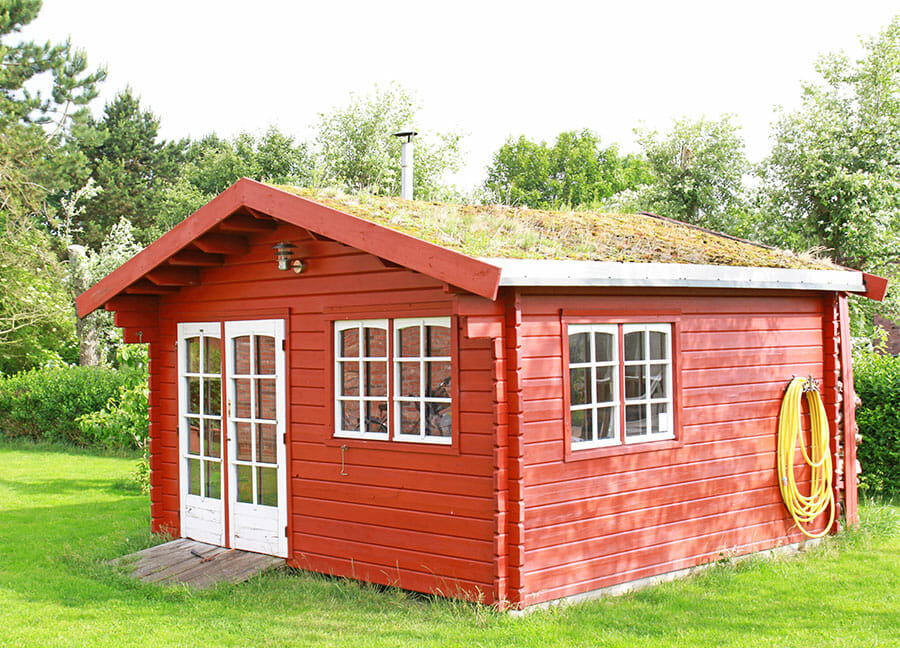 Un abris de jardin sur-mesure en Essonne avec un toit végétalisé
