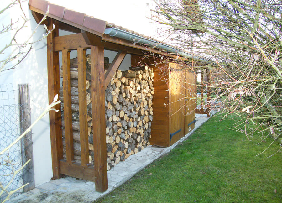 Exemple d'un abris buche sur-mesure en bois