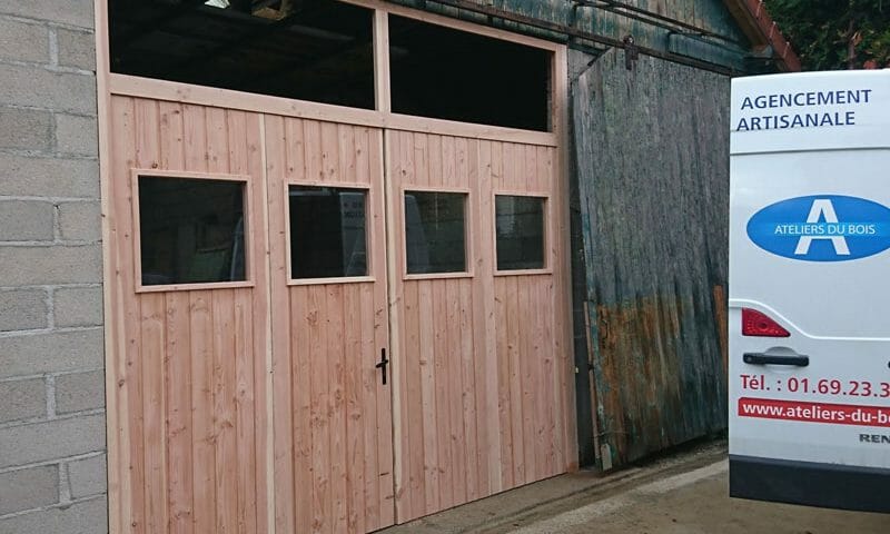 Pose porte de garage en bois à Juvisy