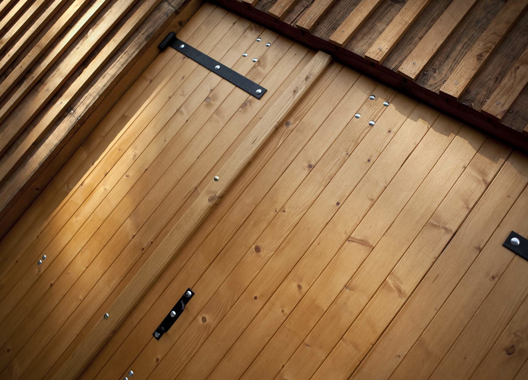 Portillon pour porte de garage en bois