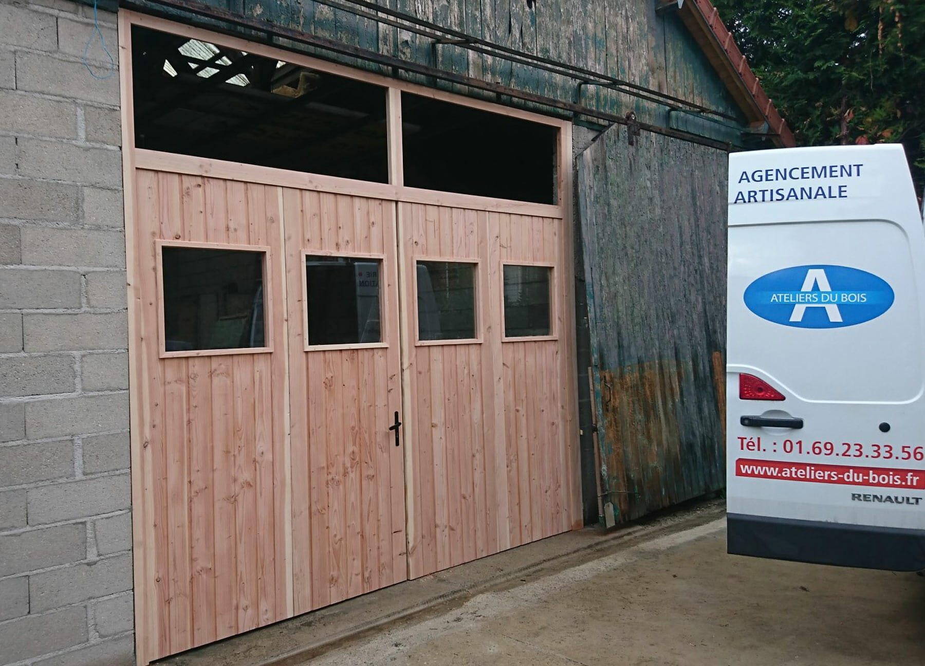 Porte de garage réalisation ateliers du bois