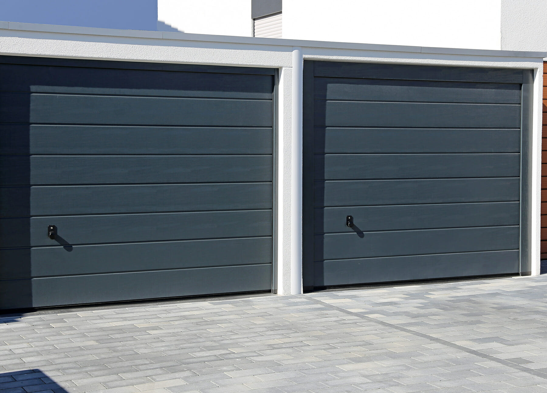 Double porte de garage basculante grise