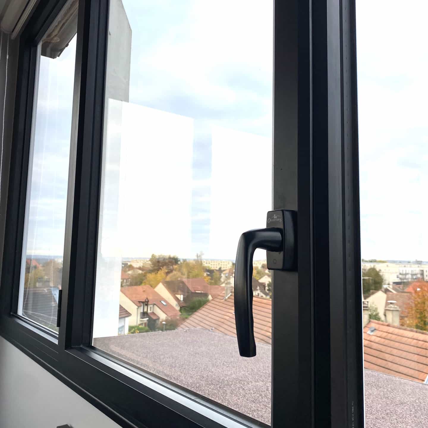 détail d'une fenêtre en aluminium OuvertureS Radian